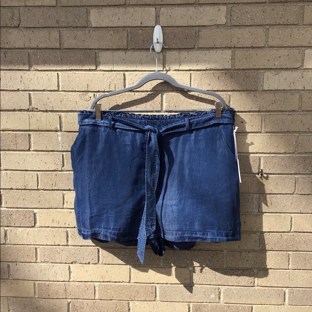 Woman’s Lauren Conrad Shorts